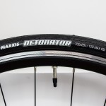 1本4,000円相当の高級タイヤMAXXIS DETONATORを装備。